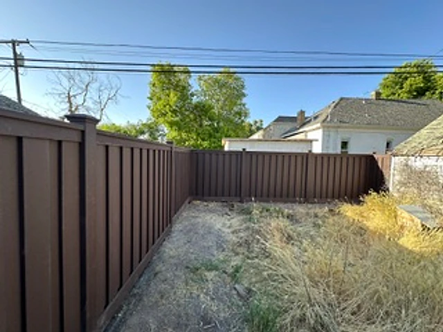 Brown Trex backyard perimeter installed at a Utah property