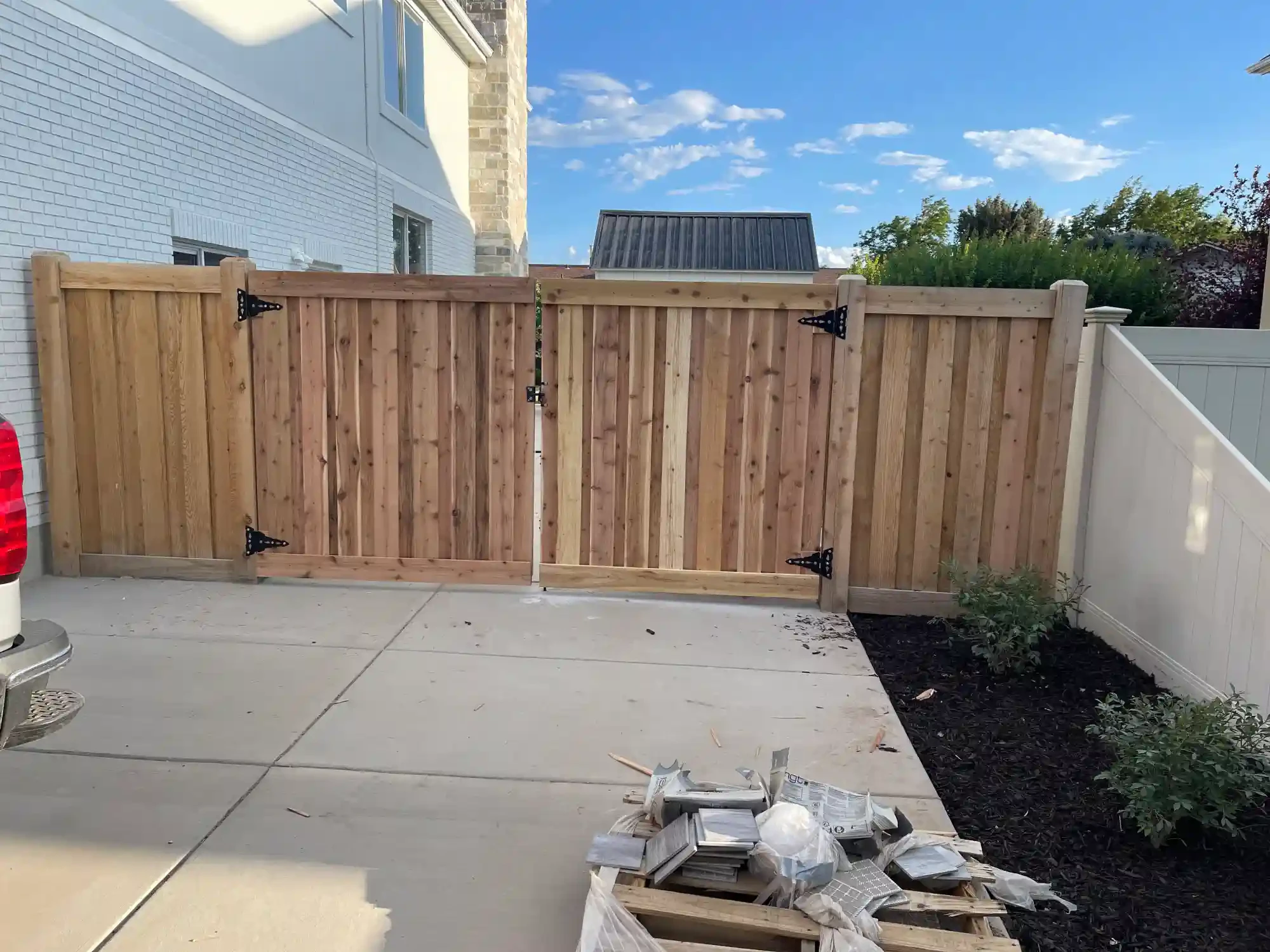 Cedar gate with vinyl return installed at a Utah property