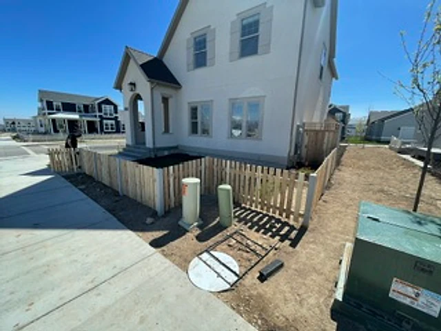 Cedar picket side-yard line installed at a Utah property